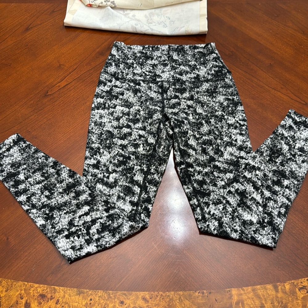 Lulumelon legging black and white size 6
